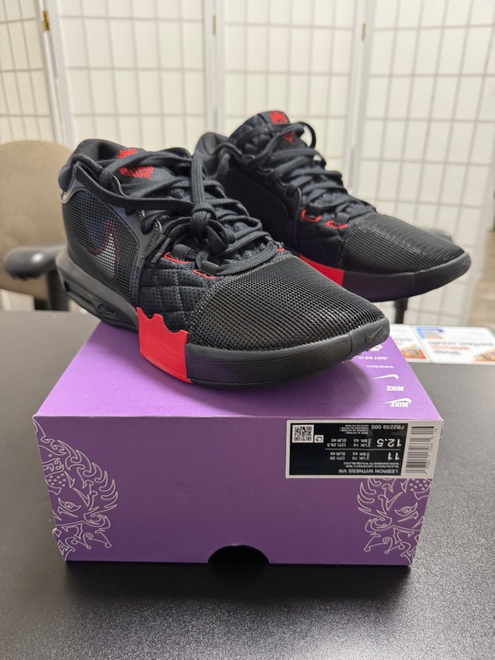 NikeLeBron Witness 8 'Black University Red